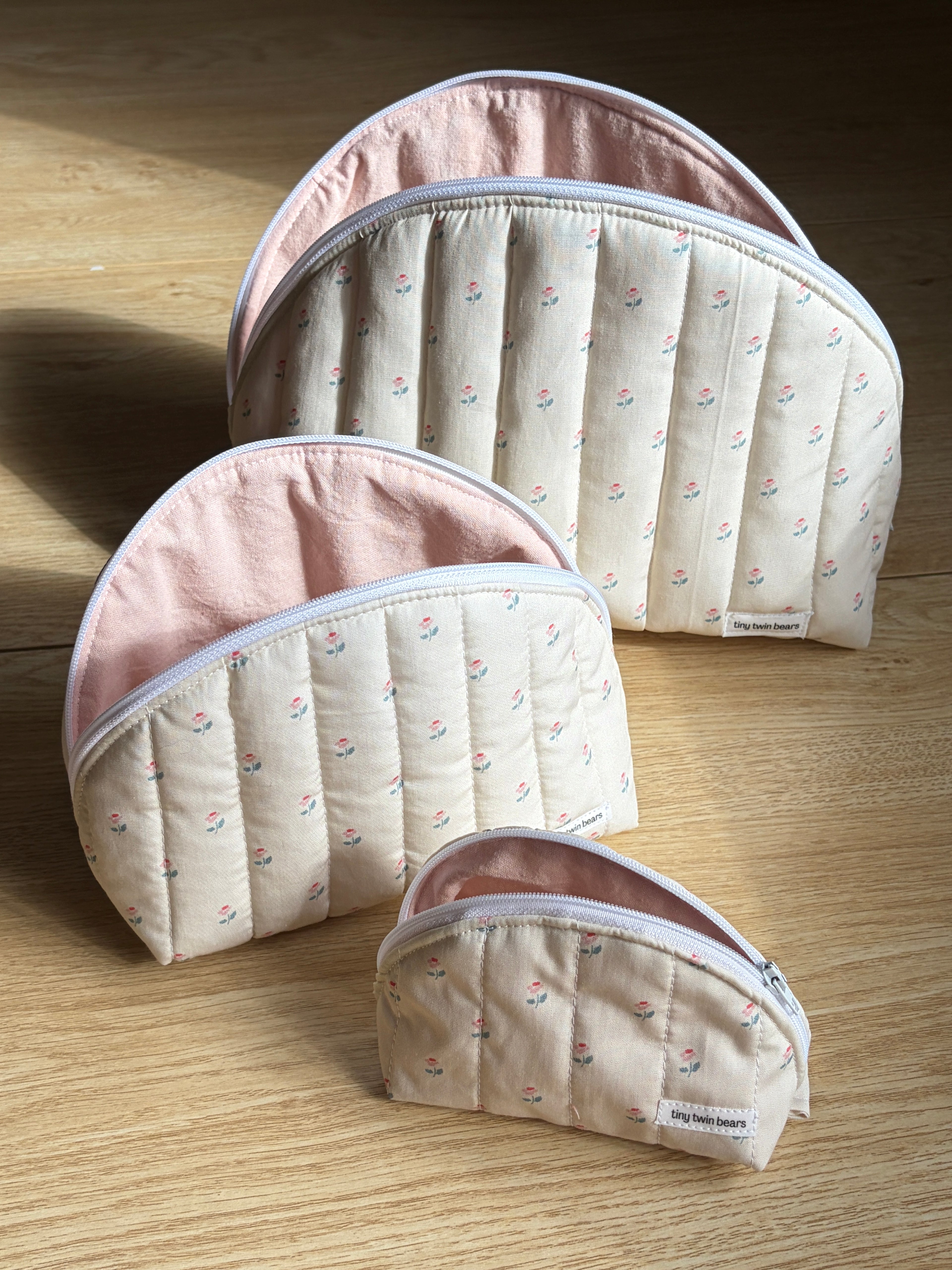 Dainty Floral Medium Clamshell Pouch