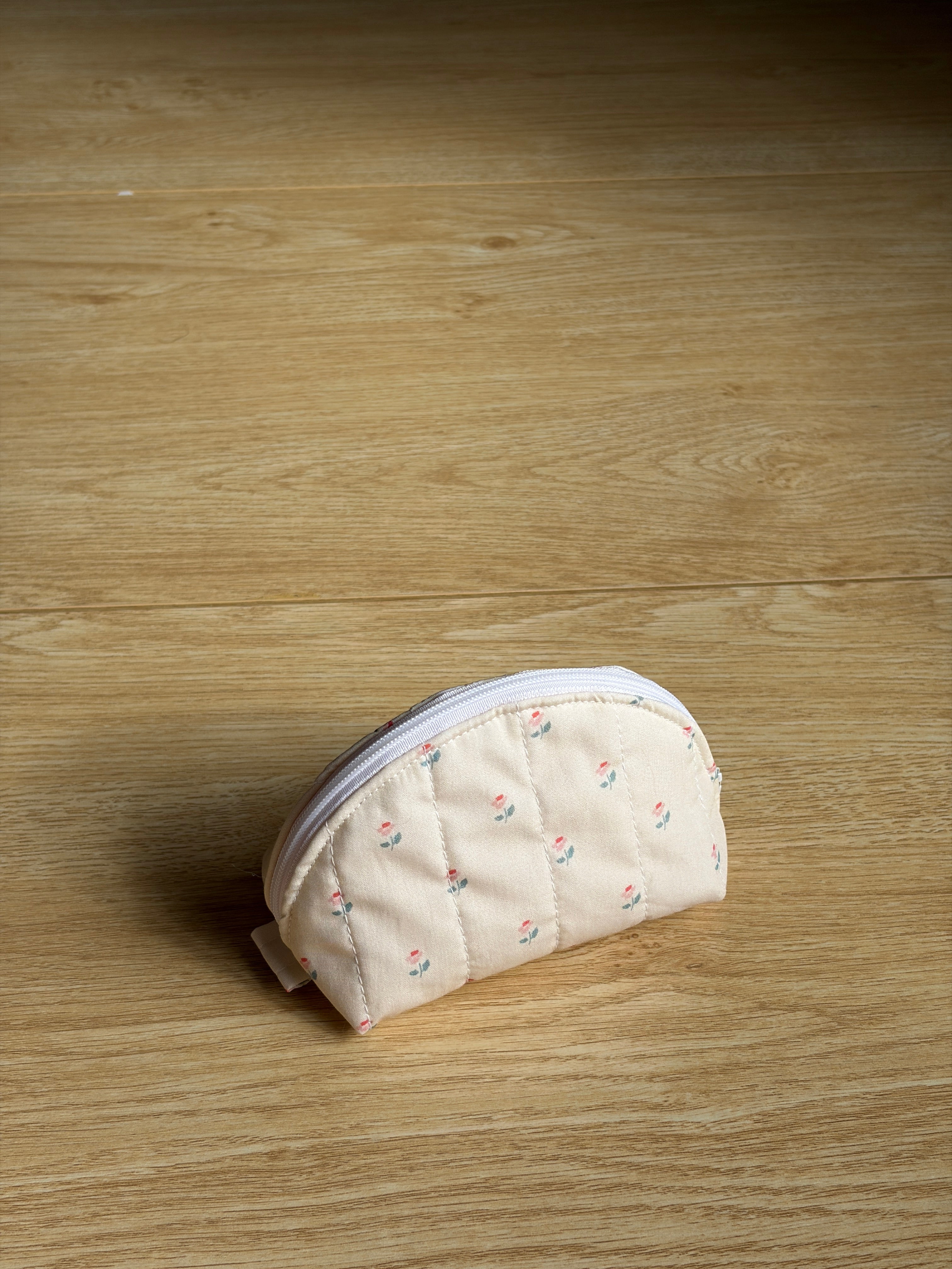 Dainty Floral Small Clamshell Pouch