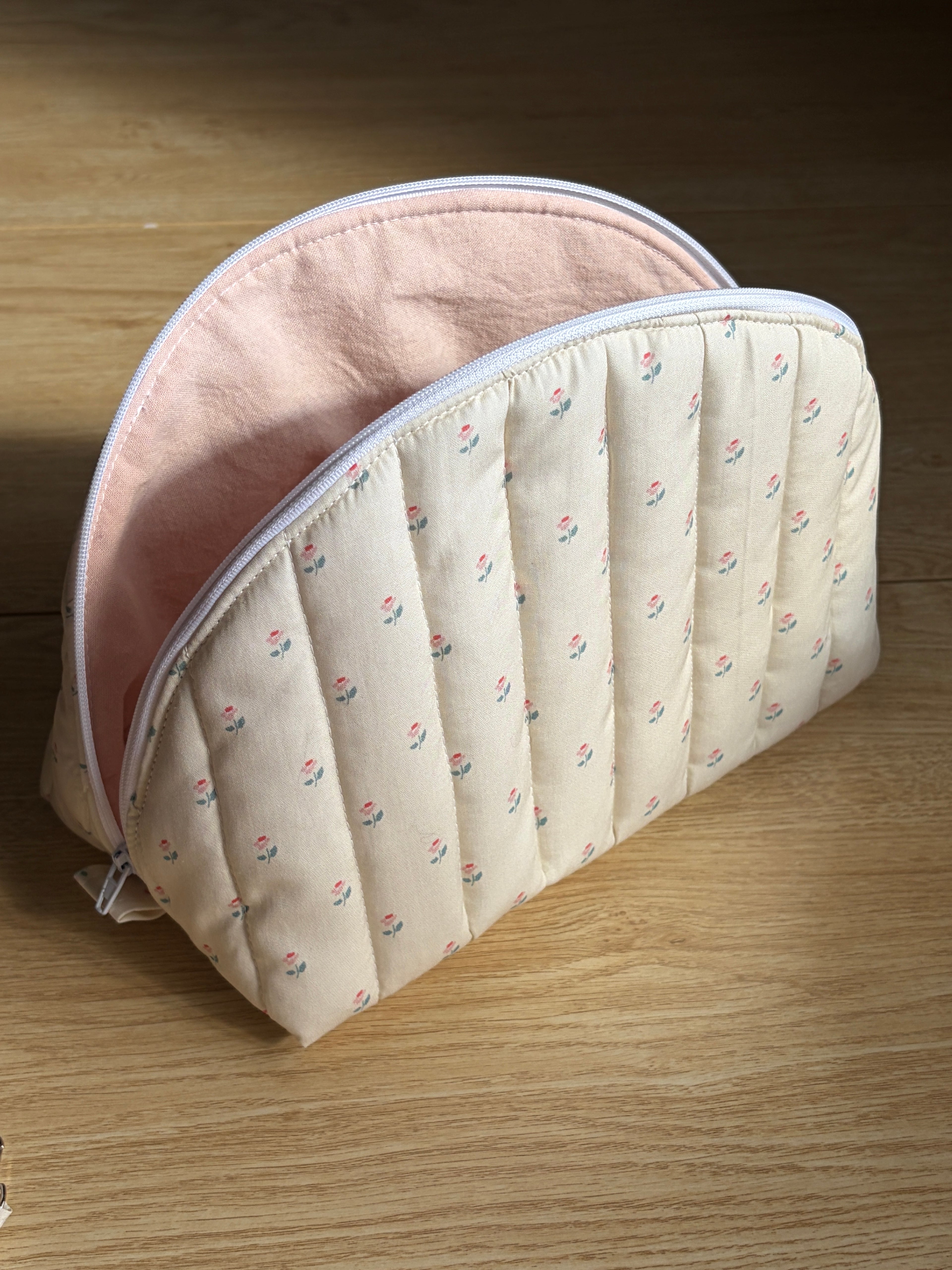 Dainty Floral Large Clamshell Pouch