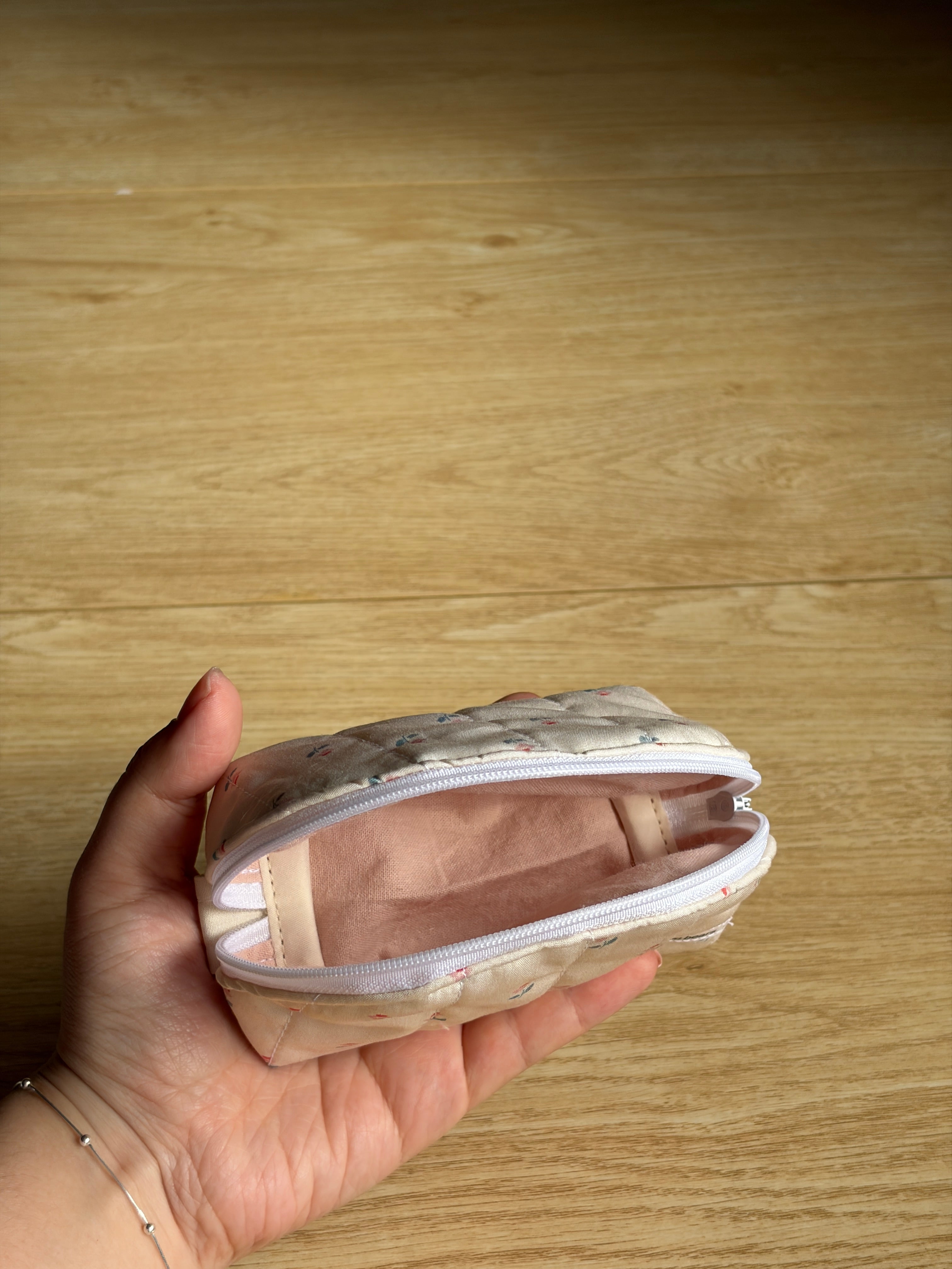 Dainty Floral Small Clamshell Pouch